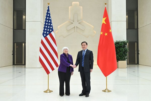 中国人民银行行长潘功胜会见美国财政部长耶伦